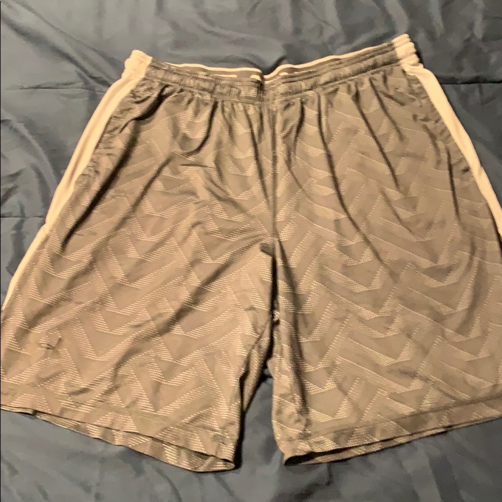 Men’s Under Armour XL grey pattern shorts